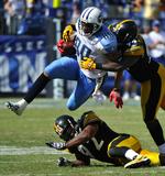 Tennessee Titans-spilleren Bo Scaife prøver at komme forbi Lawrence Timmons. 