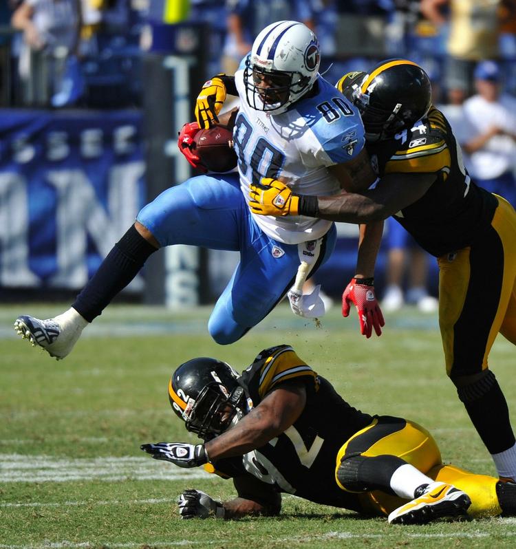 Tennessee Titans-spilleren Bo Scaife prøver at komme forbi Lawrence Timmons. 