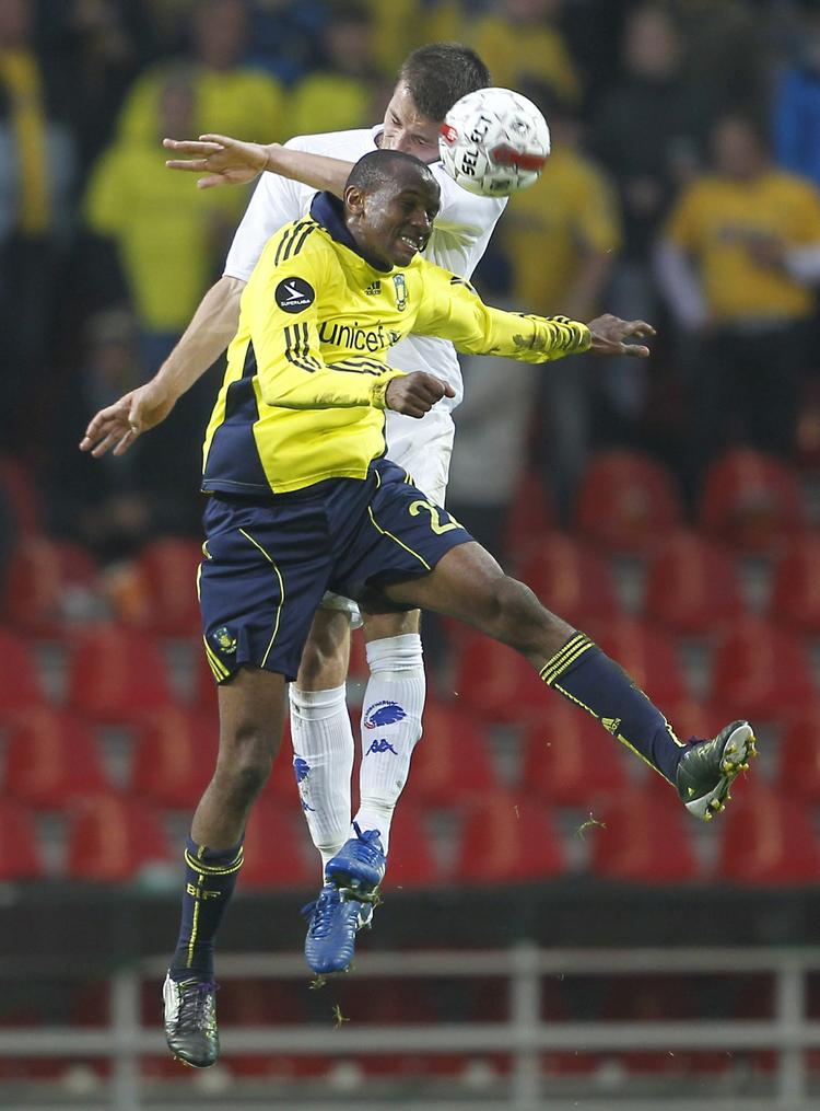 Surt. Sölvi Ottesen (i hvidt) må se fodbold fra sidelinjen det næste lange stykke tid takket være en brækket arm. Arkivfoto. 