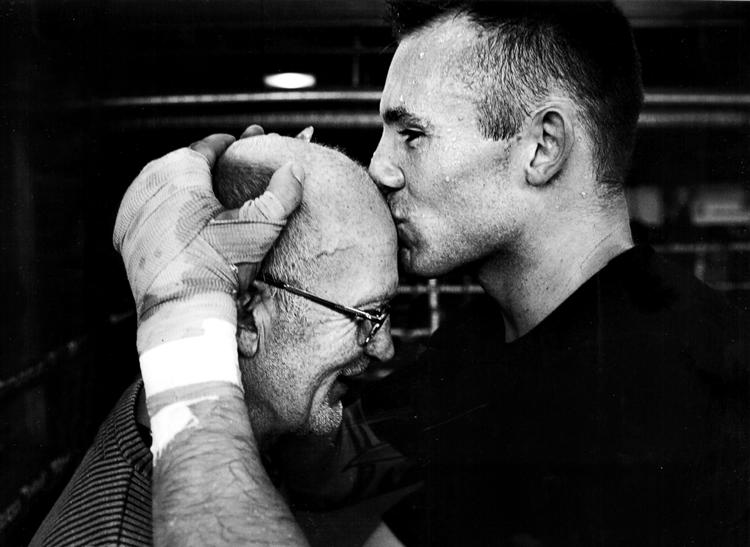 pandeKys. Træner Ricard Olsen og hans protegé Mikkel Kessler.