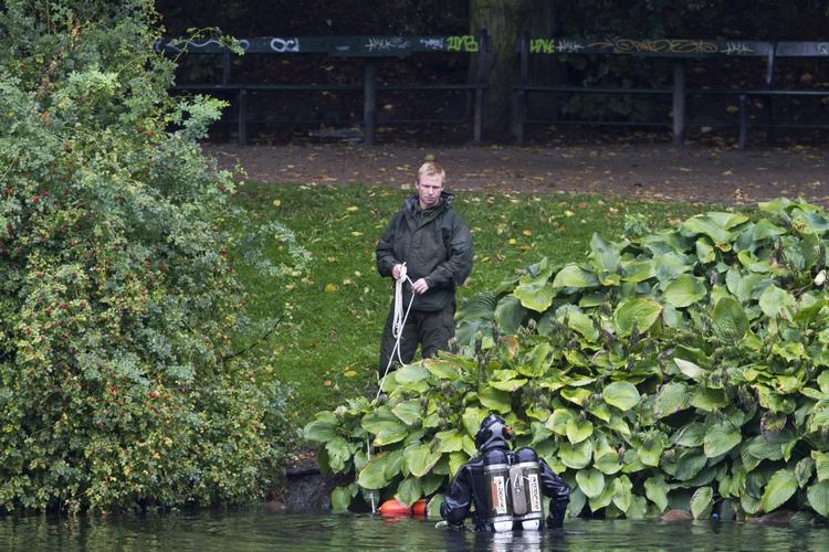 Dykkere. Frømandskorpset har gennemsøgt søen i Ørstedsparken flere gange. 