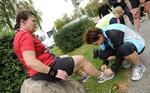SERVICE. Ingen behøver bøje de stive maratonben i Odense. Officials hjælper med at få chippen, der måler tid, af. 