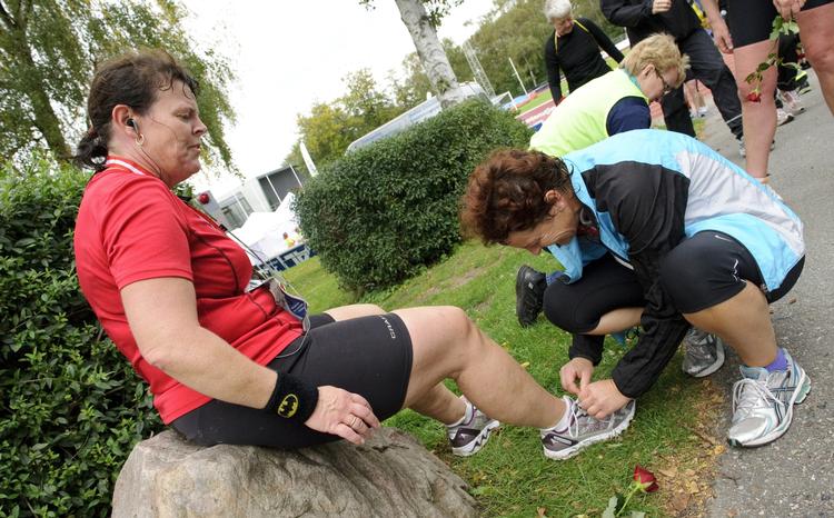 SERVICE. Ingen behøver bøje de stive maratonben i Odense. Officials hjælper med at få chippen, der måler tid, af. 