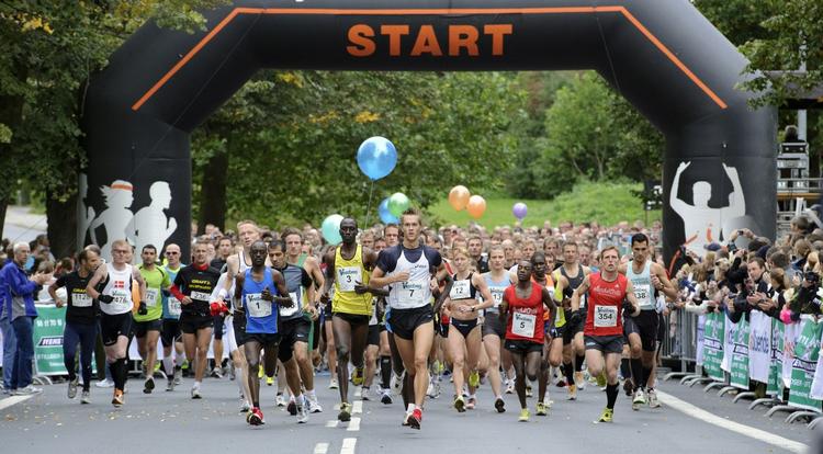 TURBO. Raymond Kandie, gul trøje og nr. 3, løb i weekenden den hurtigeste maraton på dansk jord i 30 år. Ballonerne tilhører fartholderne fra Sparta. 