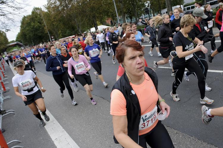 SOCIALT. Kvinder er bedre til at give hinanden plads - og så spytter de ikke så meget som mænd, mener nogle af deltagerne. 