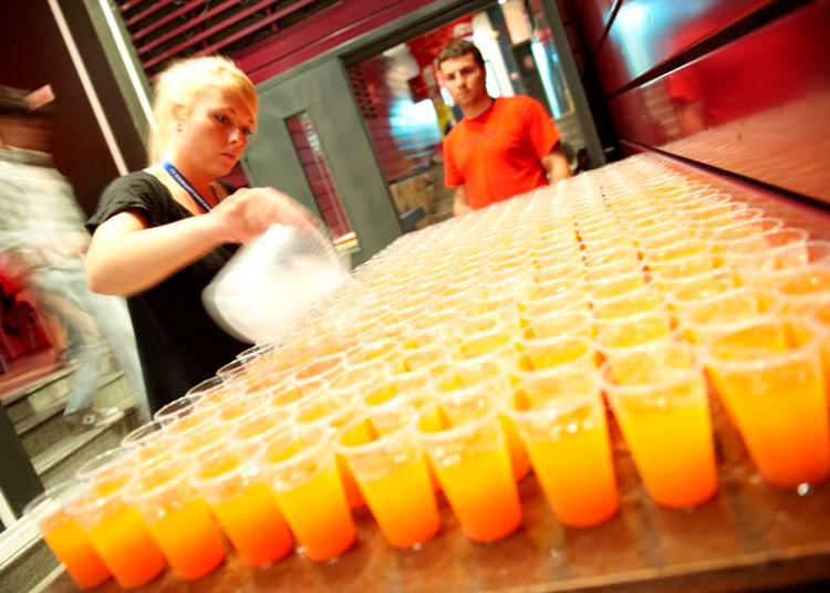 Festligt. Kulørte drinks og masser af fest er dagligdag på 'Sunny Beach. Pr-foto. 