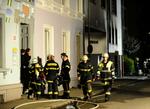 Tragedie. Brandfolk uden for det hus, hvor en 41-årig kvinde myrdede to mennesker, før hun satte ild til mordstedet. 