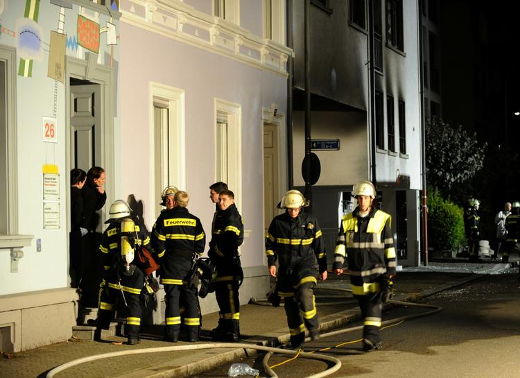 Tragedie. Brandfolk uden for det hus, hvor en 41-årig kvinde myrdede to mennesker, før hun satte ild til mordstedet. 