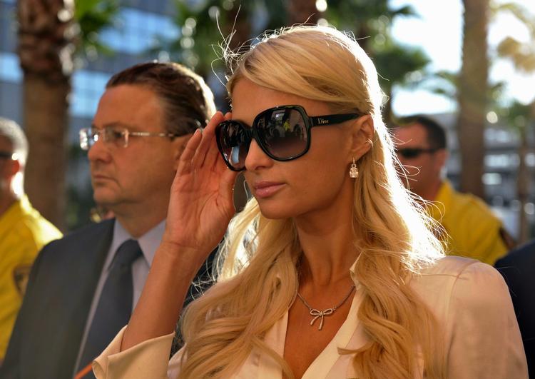 Hilton. Paris Hilton ankommer i selskab med sin forsvarsadvokat David Z. Chessnoff til retten i Las Vegas. 