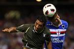 Action. Hovedet bruges søndag efter søndag i den italienske Serie A. Her er Lazio-spilleren Andre Dias (til venstre) i nærkamp med Stefano Lucchini fra Sampdoria. Arkivfoto. 