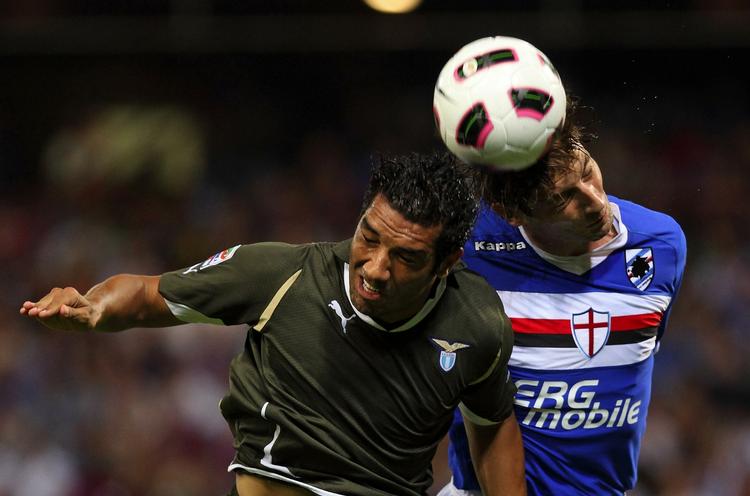 Action. Hovedet bruges søndag efter søndag i den italienske Serie A. Her er Lazio-spilleren Andre Dias (til venstre) i nærkamp med Stefano Lucchini fra Sampdoria. Arkivfoto. 