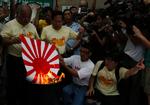 Flammende. Vrede kinesere brændte det tidligere japanske militærflag af under en demonstration i Honk Kong lørdag. 