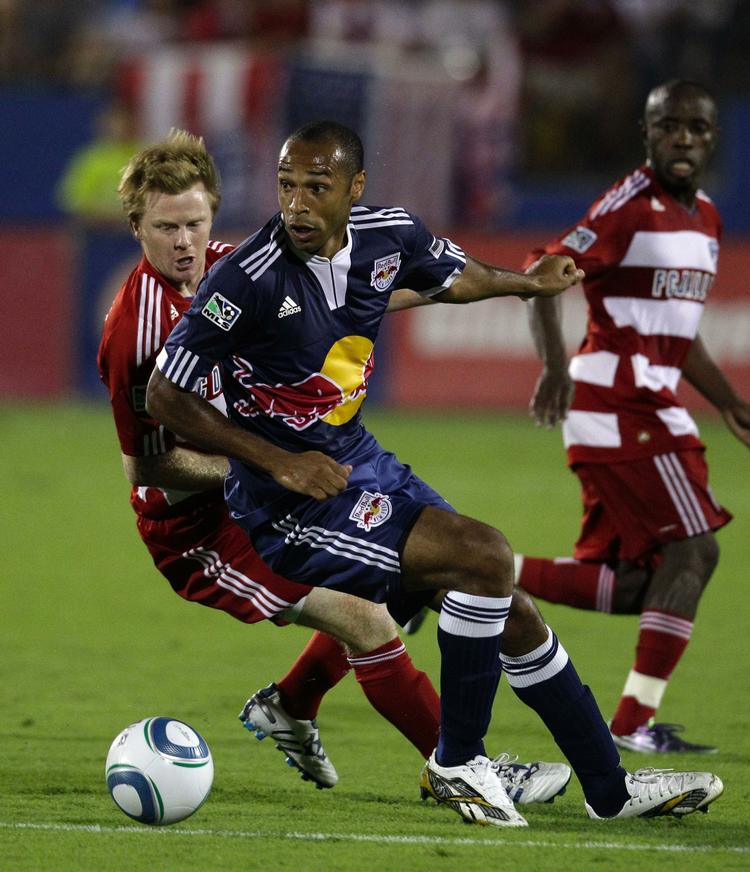 knæskade. New York Red Bulls Thierry Henry fører bolden frem i kampen mod FC Dallas. Arkivfoto. 