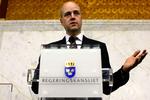Afventer. Fredrik Reinfeldt vil ikke indlede forhandlinger med partier uden for alliancen før de sidste stemmer er talt op i morgen. 