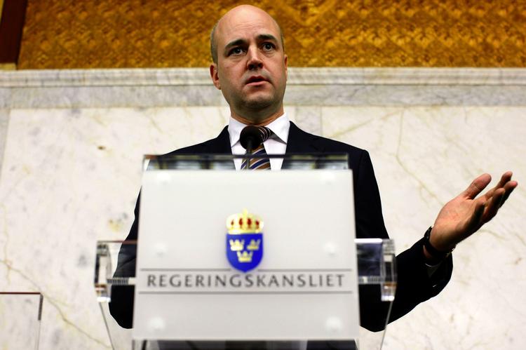 Afventer. Fredrik Reinfeldt vil ikke indlede forhandlinger med partier uden for alliancen før de sidste stemmer er talt op i morgen. 