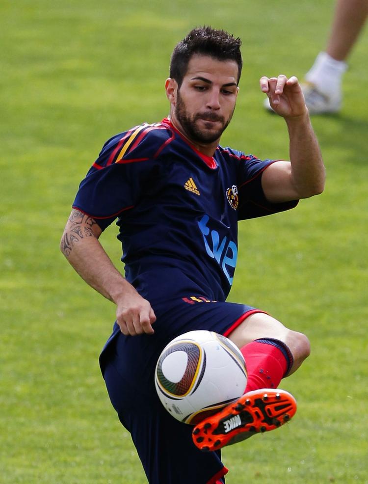 uheldigt. Cesc Fabregas scorede et besynderligt mål for Arsenal mod Sunderland, da bolden blev sparket ind på spanieren. Men han fik sig også en lårskade under scoringen. Arkivfoto. 