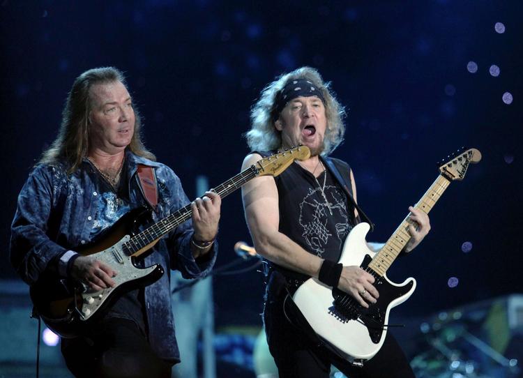 Iron Maiden er på turne i Europa i øjeblikket. Her guitaristerne Dave Murray og Adrian Smith på scenen i ungarske Budapest i lørdags. På det nye album udviser bandet en respektindgydende loyalitet over for egne musikalske rødder, de seks medlemmer og  ikke mindst den fortsat kolossale fanskare. 