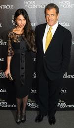 Gibsongate. Mel Gibson og Oksana Grigorieva ankommer her til filmpremiere i Paris. Siden er meget gået galt for parret, men nye oplysninger i sagen antyder, at Oksana Grigorieva ikke er så skræmt af skuespilleren, som hun ellers har hævdet. 