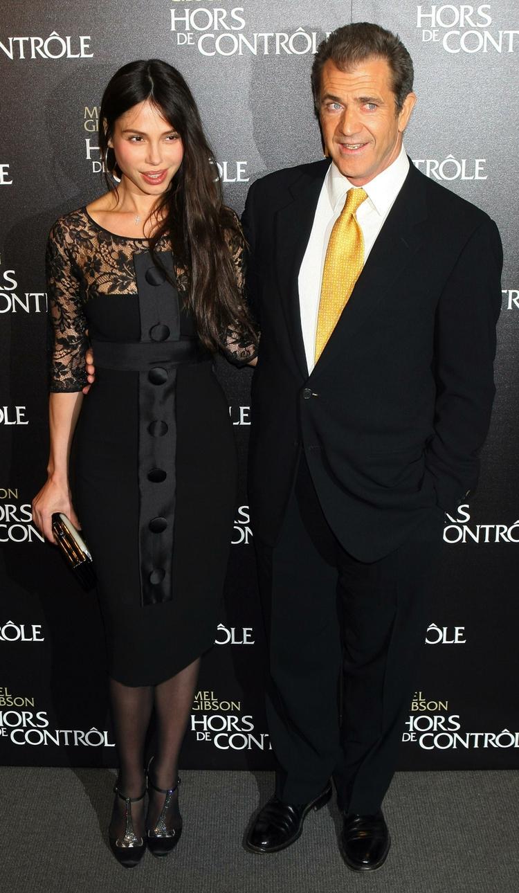Gibsongate. Mel Gibson og Oksana Grigorieva ankommer her til filmpremiere i Paris. Siden er meget gået galt for parret, men nye oplysninger i sagen antyder, at Oksana Grigorieva ikke er så skræmt af skuespilleren, som hun ellers har hævdet. 