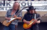 lynardskynard. Guitaristerne Rickey Medlocke og Gary Rossington fra Lynard Skynard giver den gas ved et homecoming-party for amerikanske Irak-soldater i 2004. 