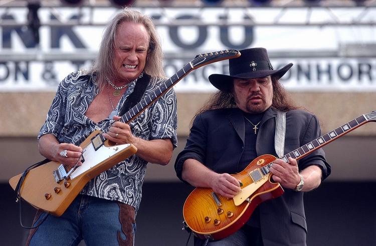 lynardskynard. Guitaristerne Rickey Medlocke og Gary Rossington fra Lynard Skynard giver den gas ved et homecoming-party for amerikanske Irak-soldater i 2004. 