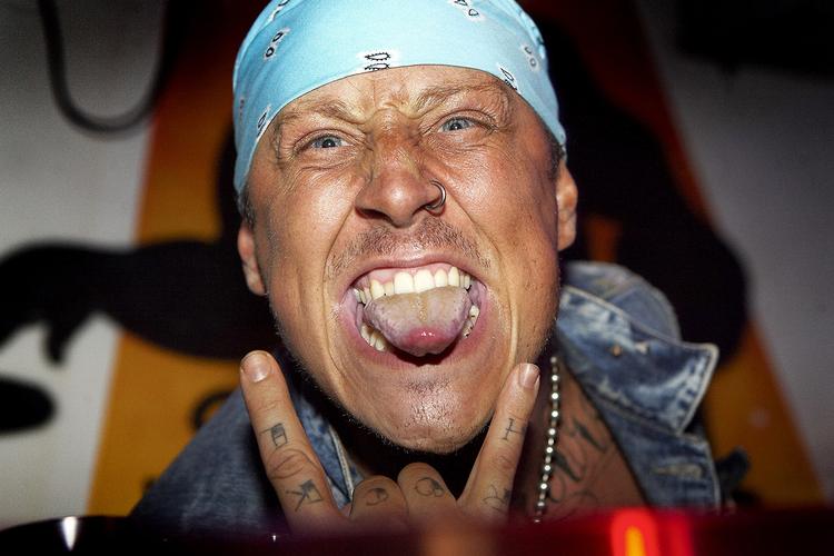 BANDANAS. Hvorfor Sidney Lee har opnået en så central plads i danske medier, står stadig hen i det uvisse. Det er i alle fald hverken på grund af sine akademiske evner eller sit vindende væsen. Manden har lige så meget personlighed som en Ikea-reol. 