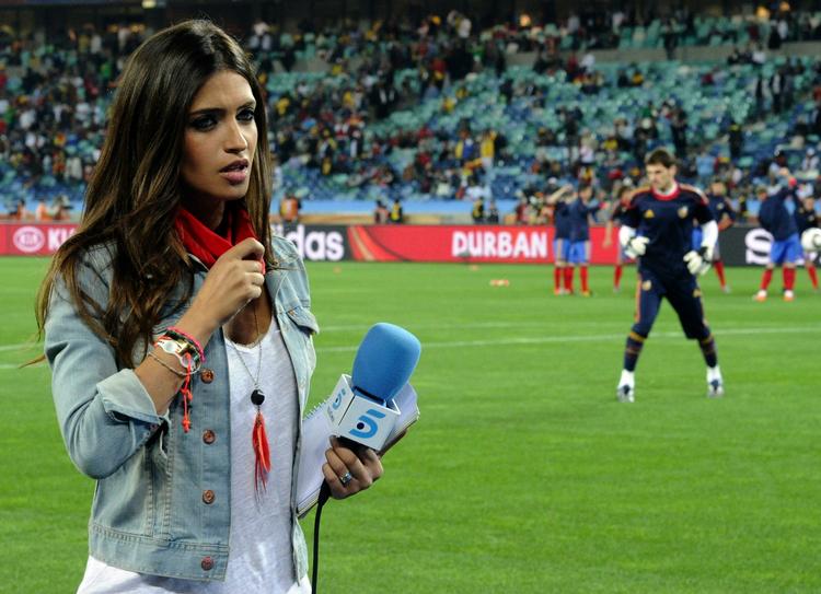 dobbeltrolle. Sportsjournalist Sara Carbonero (med kæresten Iker Casillas i baggrunden) er kommet i centrum med angreb på kærestens holdkammerat Cristiano Ronaldo. Arkivfoto. 