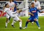 chokstart. Bayerns Mark van Bommel i vanlig aggressiv stil i kamp med Hoffenheims Sejad Salihovic. 