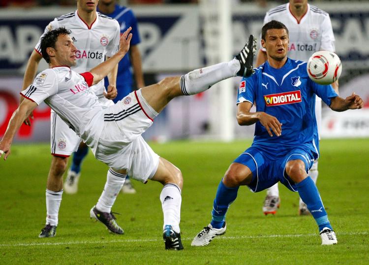 chokstart. Bayerns Mark van Bommel i vanlig aggressiv stil i kamp med Hoffenheims Sejad Salihovic. 