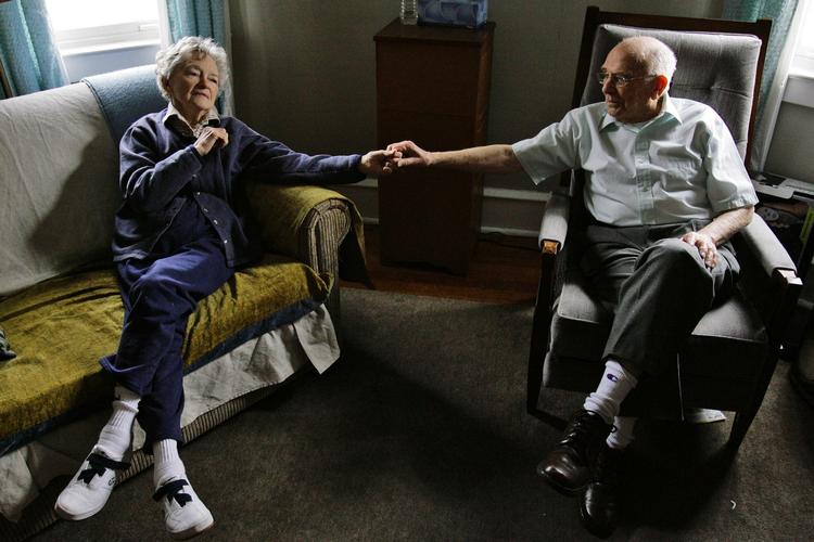 DEMENS. Dorothy Eckert lider af alzheimers, men passes fortsat hjemme af sin mand, John Eckert. Antallet af demens-ramte vil stige i de kommende år, advarer organisation. Arkivfoto. 