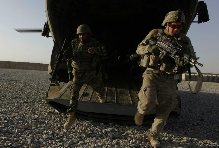 mission. Aldrig før har så mange udenlandske soldater mistet livet i Afghanistan som i år. Her ses amerikanske soldater på mission i Khandahar 