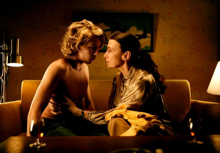 Trækkerdrengen Jonas mødes med den pensionerede sekretær Ingeborg i Mikkel Munch-Fals' debutfilm 'Smukke Mennesker' der får blandede anmeldelser. 
