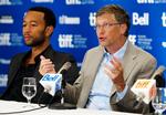 Succes. 17 år i træk har Bill Gates (t.h.) indtaget toppen af rigmandsliste. Arkivfoto. 