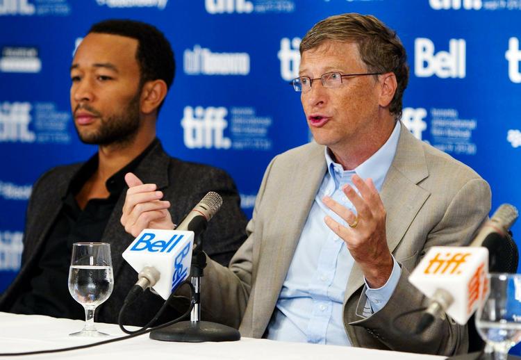 Succes. 17 år i træk har Bill Gates (t.h.) indtaget toppen af rigmandsliste. Arkivfoto. 