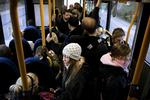 Snart skal unge betale mere, hvis deres vej til skole foregår med bus eller tog. Også selv om der kun er ståpladser. Arkiv 