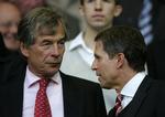 Tvist. Liverpools formand (tv.) Martin Broughton og klubbens direktør Christian Purslow (th.) er begge indædte modstandere af at lægge storklubben i hænderne på sine amerikanske ejere i yderligere to år. Arkivfoto. 