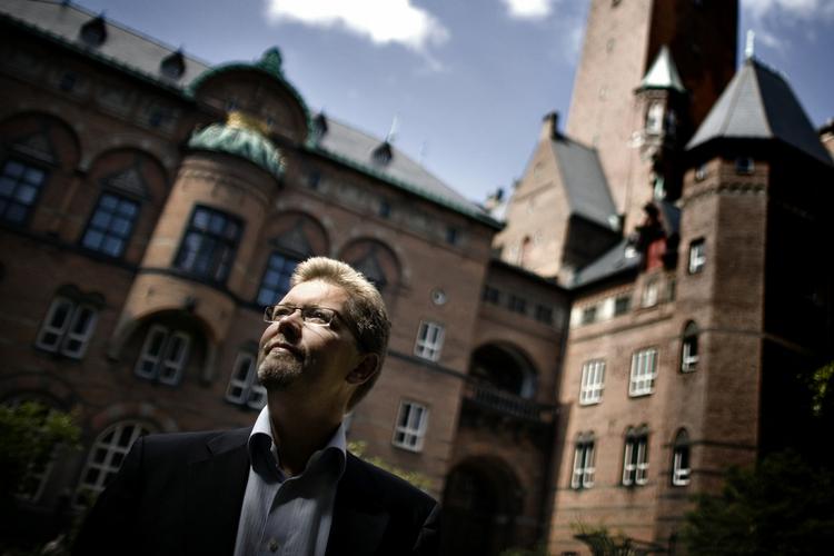 Friby. Borgmester Frank Jensen glæder sig over Københavns nye status som friby. København er nu en anerkendt friby med rum og hjælp til efterfulgte forfattere. 