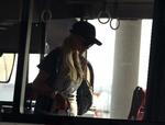 Farvel. En slukøret Paris Hilton forlader afgangshallen i Naritas internationale lufthavn ved Tokyo, efter at myndighederne har nægtet at slippe hende ind i landet. 