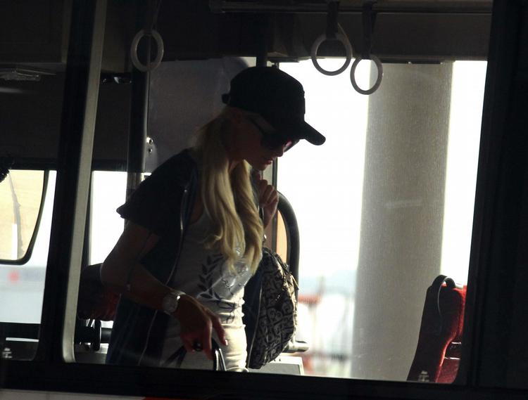 Farvel. En slukøret Paris Hilton forlader afgangshallen i Naritas internationale lufthavn ved Tokyo, efter at myndighederne har nægtet at slippe hende ind i landet. 