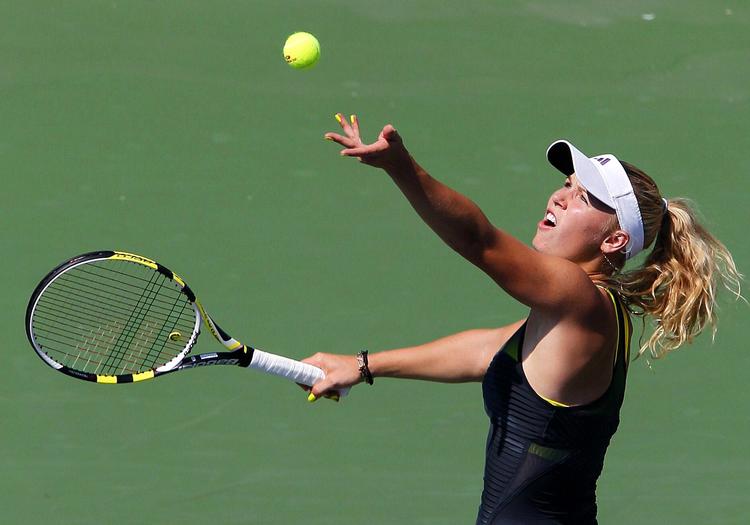 tv-lækker. Caroline Wozniacki og hendes kolleger i kvindetenniseliten kan ifølge filosoffen Thomas Søbirk Petersen være fristet til kirurgiske indgreb, hvis det kan skaffe bedre sponsorkontrakter gennem større interesse fra tv-kanalerne.  Arkivfoto: Paul J. Bereswill/AP 