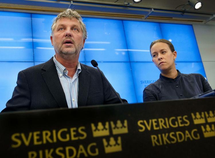 Populære. Miljöpartiets to ledere Peter Eriksson og Maria Wetterstrand har fået en indbydelse fra regeringen, som med stor sandsynlighed ender som en mindretalsregering. 