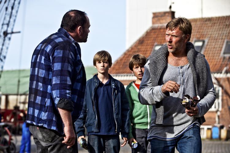 »Mægtige Mikael Persbrandt viser, at han er Skandinaviens mest karismatiske spiller lige nu«, skriver Kim Skotte om svenskerens præstation som den bløde far, der får testet sin pacifisme af både danske provins- bøller (Kim Bodnia tv.) og bandeledere i Darfur. 