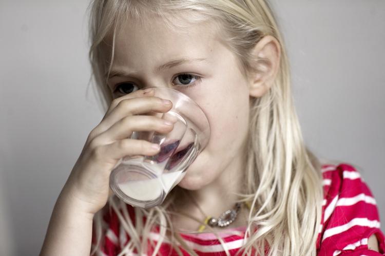 Mælk indeholder vigtige næringsstoffer og er med til at beskytte mod en række sygdomme. Derfor anbefaler forskere en halv liter magert mælkeprodukt til voksne hver dag.  Arkiv 