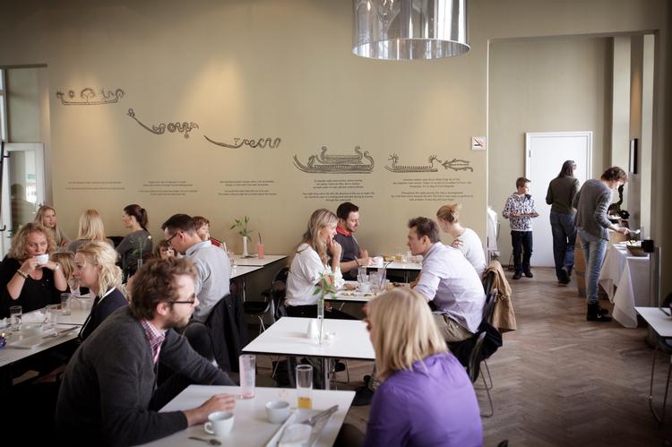 Mums. Godt nok er der lidt banegård over Nationalmuseets café, men brunchen er værd at komme efter. Foto: Foto: Morten Langkilde 