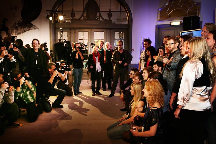 Poplegende. Björn Ulvaeus var med til at fejre Tivolis opsætning af musicalen Mamma Mia - men DF skal holde fingrene fra klassikeren, mener han. 