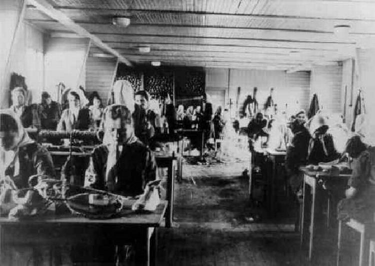 Arbeit. Kvinderne i koncentrationslejren Ravensbrück blev blandt andet sat til at sy uniformer til tyske soldater. Mange uniformer. 