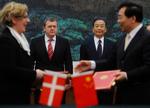Håndtryk. Kina er på flere strækninger rede til at leve op til de idealer om internationalt samarbejde, som vestlige lande er penneførere på. På billedet ses statsminister Lars Løkke Rasmussen og Kinas premierminister, Wen Jiabao. Arkivfoto: Minoru Iwasaki 