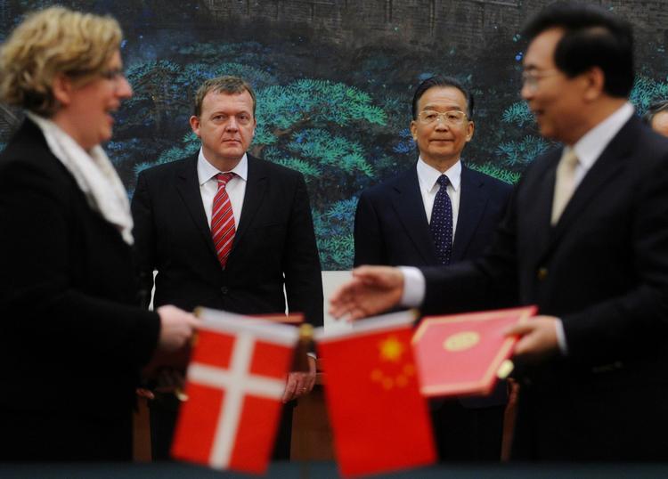 Håndtryk. Kina er på flere strækninger rede til at leve op til de idealer om internationalt samarbejde, som vestlige lande er penneførere på. På billedet ses statsminister Lars Løkke Rasmussen og Kinas premierminister, Wen Jiabao. Arkivfoto: Minoru Iwasaki 