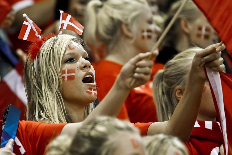 ufestligt. De danske fans var klar til en stor håndboldaften, men trods fan-støtten blev det ikke nogen stor håndboldaften. 