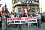 Protester. I Marseille viste en  demonstration foran premierebiografen, at Rachid Boucharebs film rammer  ned i en traumatisk fortid. 